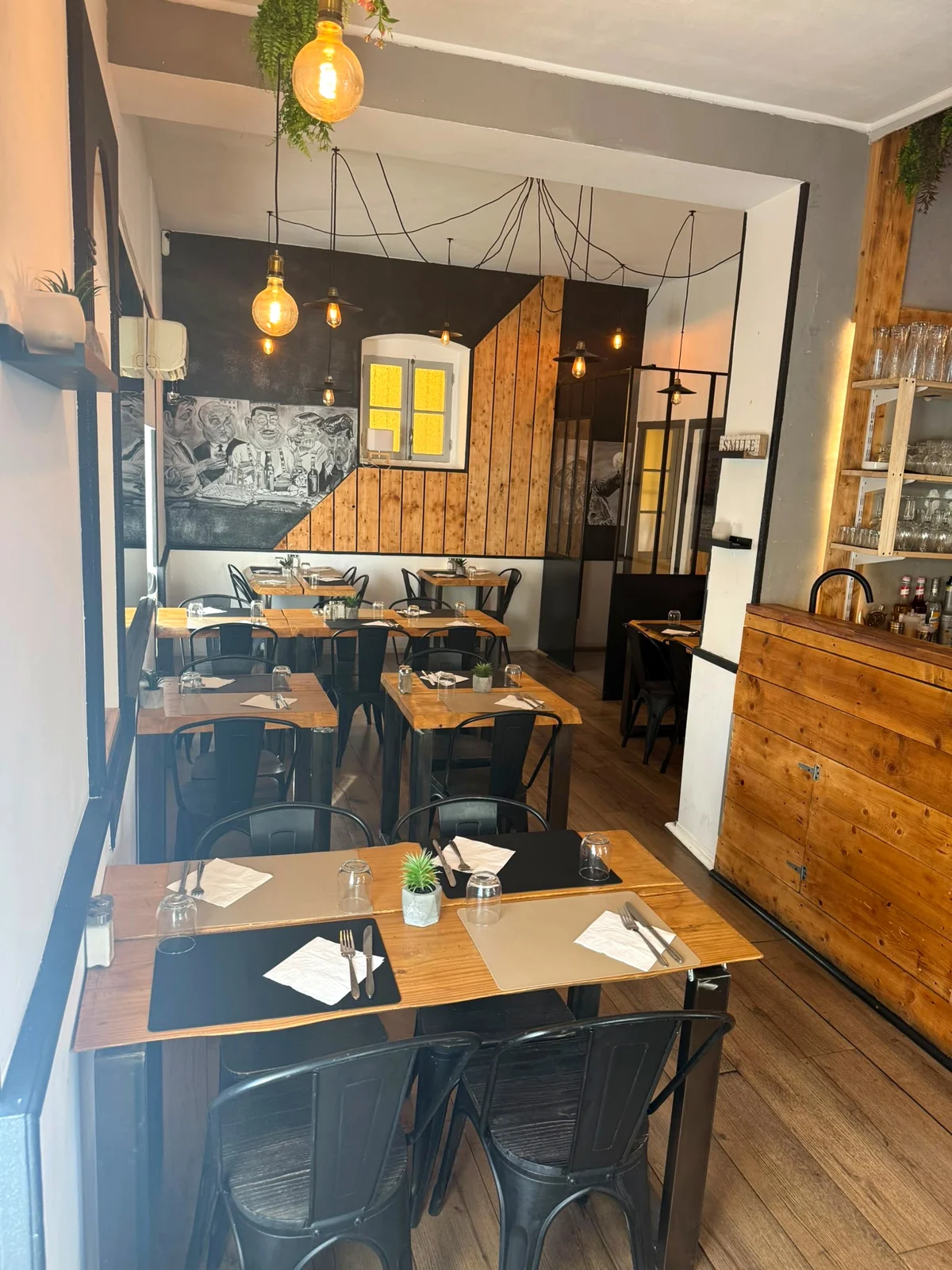The dining room at Le Festin Mentonnais
